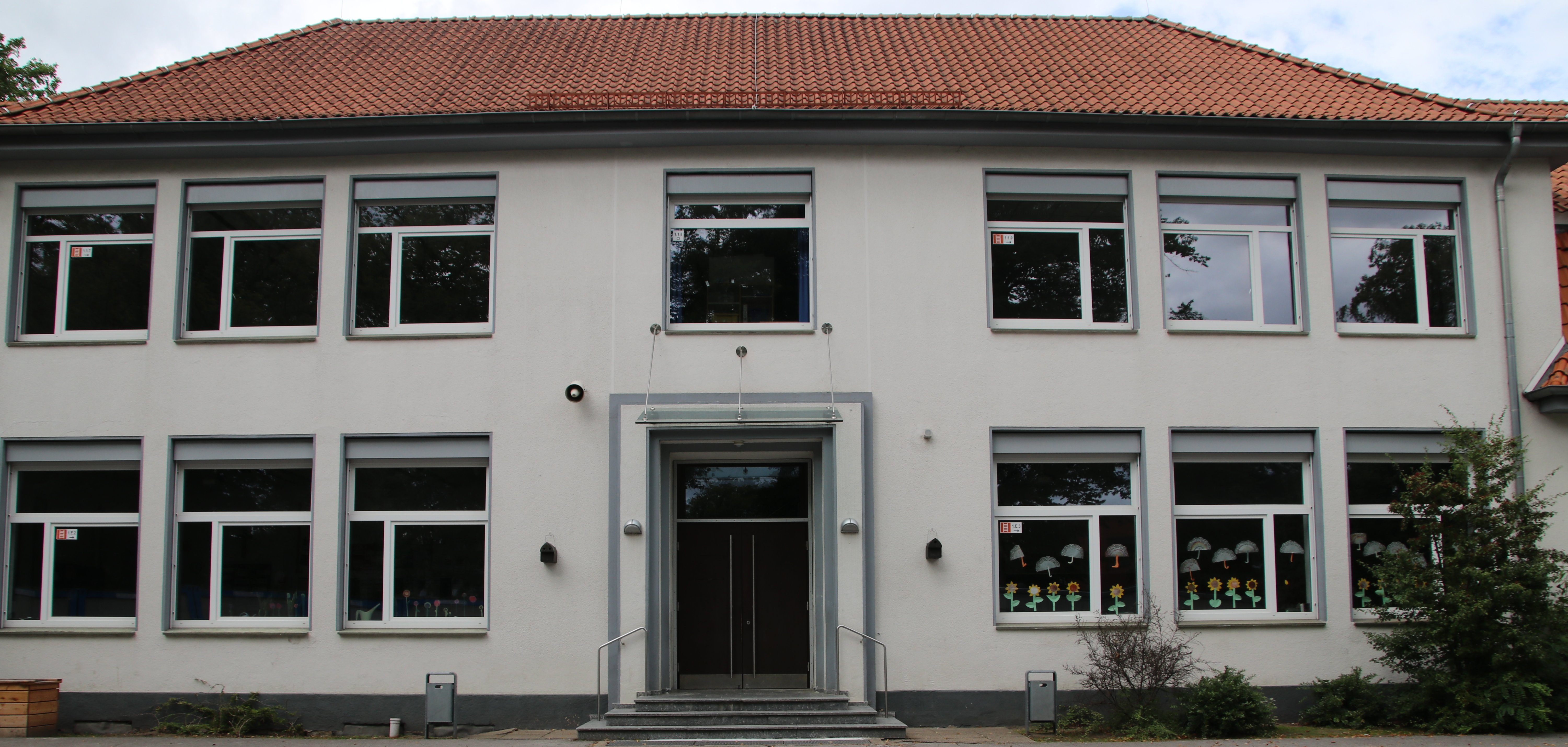 altes Schulgebäude frontale Ansicht