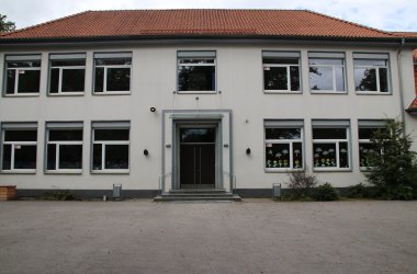 altes Schulgebäude frontale Ansicht