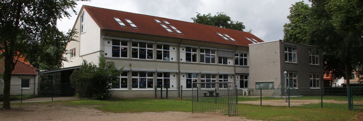 Neubau aus Sicht des Schulhofes