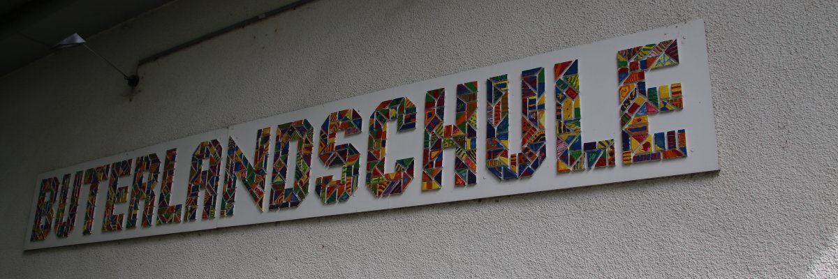 Fassade  Fassade mit dem Schriftzug "Buterlandschule"