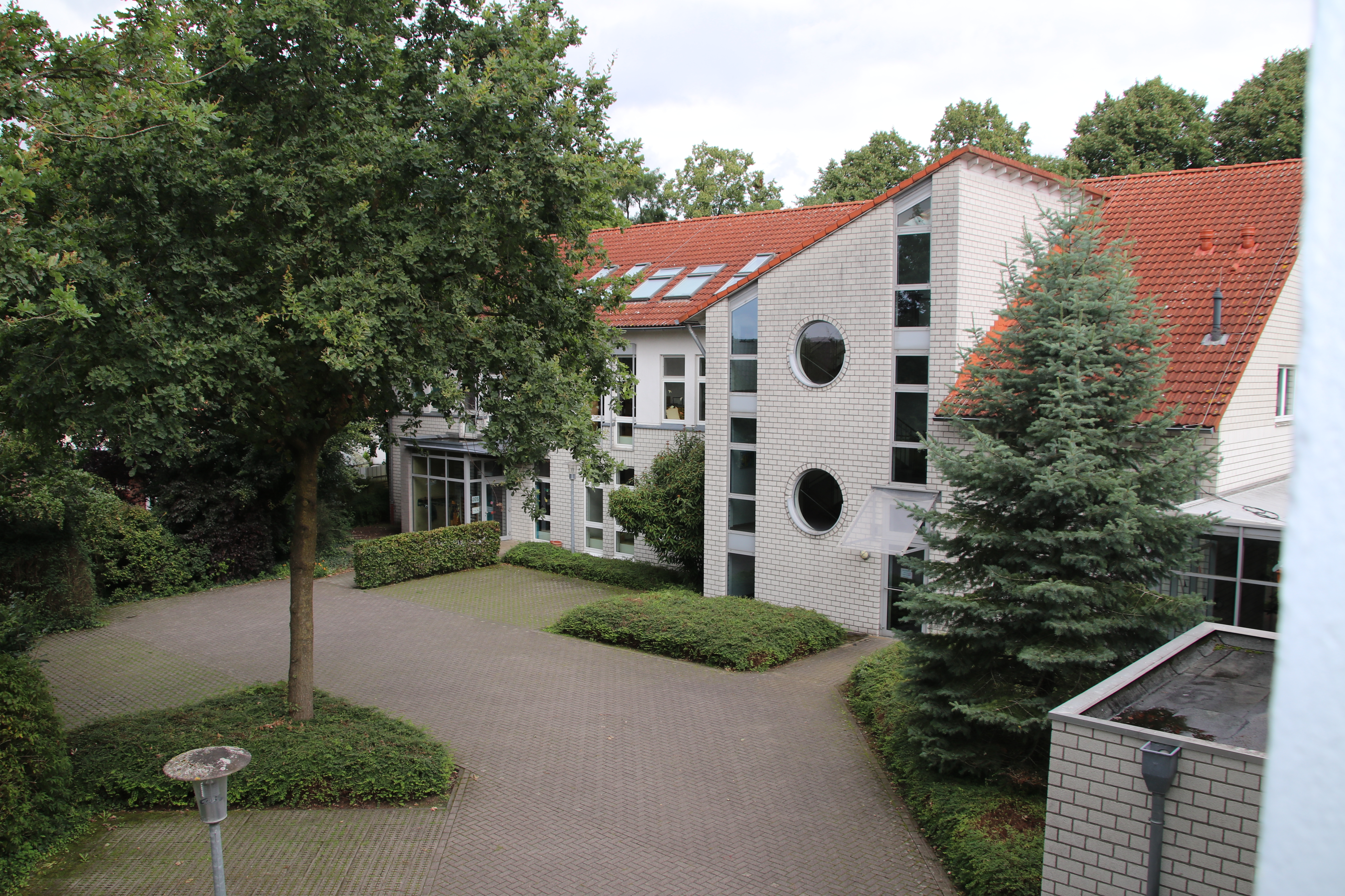 Neubau aus Parkplatzsicht