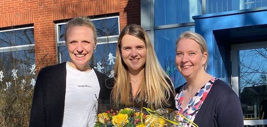 Frau Benölken mit ihren Mentorinnen Frau Lanfer (links) und Frau Nagetusch (rechts).