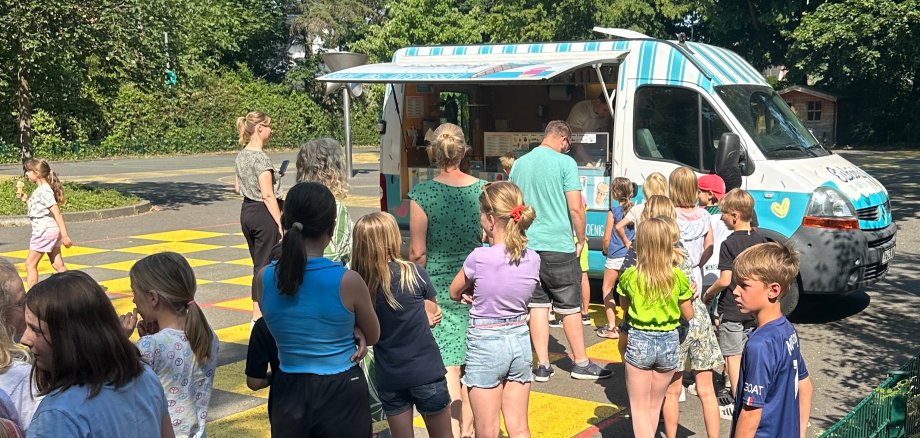 Kinder stehen Schlange vor dem Eiswagen