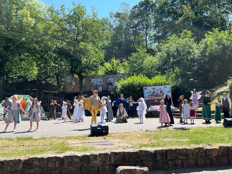 Das Bild zeigt eine Szene aus dem Stück "Grimm und weg"