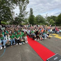 Die Schülerinnen und Schüler, das Kollegium und die Eltern versammeln sich zum Abschluss-Gottedienst und zur Abschluss-Feier.