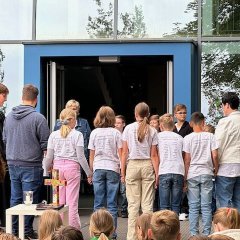 Kinder und Lehrerinnen der Klasse 4b werden gesegnet.