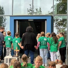 Kinder und Lehrerinnen der Klasse 4c werden gesegnet.