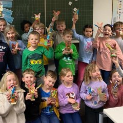 Die Kinder der Klasse 1a mit den gefundenen Osterkörbchen.