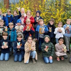 Die Kinder der Klasse 1b mit den gefundenen Osterkörbchen.