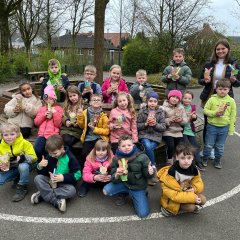 Die Kinder der Klasse 1c mit den gefundenen Osterkörbchen.