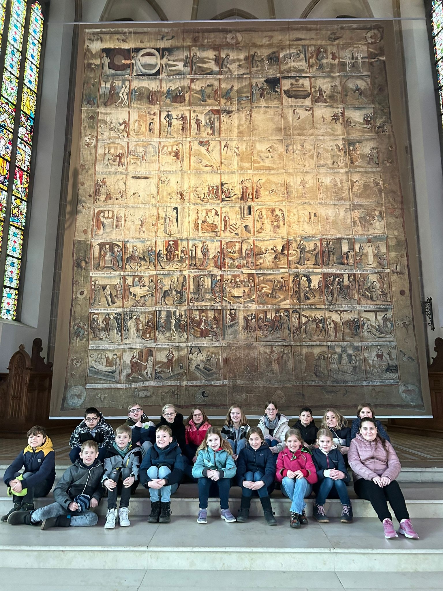 Klasse 4c vor dem Zillertaler Fastentuch