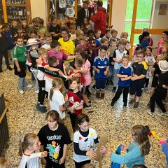 Die Kinder tanzen im Eingangsbereich vor dem heiligen Georg.