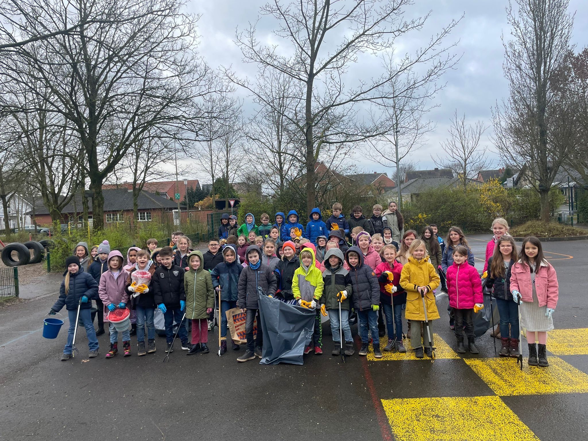 Die Kinder des zweiten Jahrgangs nach der erfolgreichen Jagd auf herumliegenden Müll.