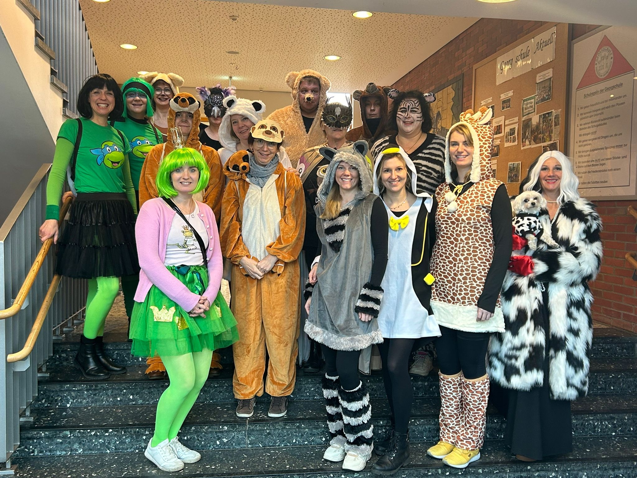 Das Team der Georgschule in den jahrgangstypischen Verkleidungen.