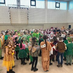 Die Kinder der Georgschule tanzen gemeinsam mit den Dinkelfunken.