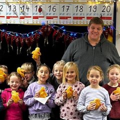 Gruppenfoto der Klasse 1 mit den Stutenkerlen und ihrem Klassenlehrer Herr Ließem.