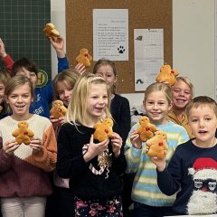 Gruppenfoto der Kinder der Klasse 3a mit ihren Stutenkerlen.