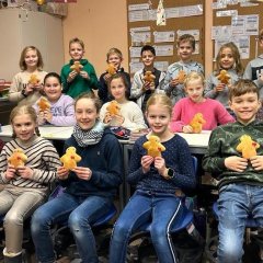 Gruppenfoto der Kinder der Klasse 4c mit ihren Stutenkerlen.