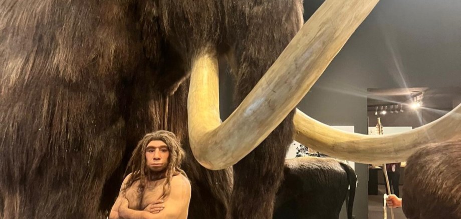Ein Mammut und ein Neandertaler.