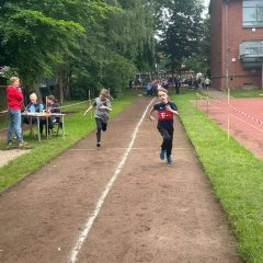 Kinder treten im Sprint gegeneinander an.