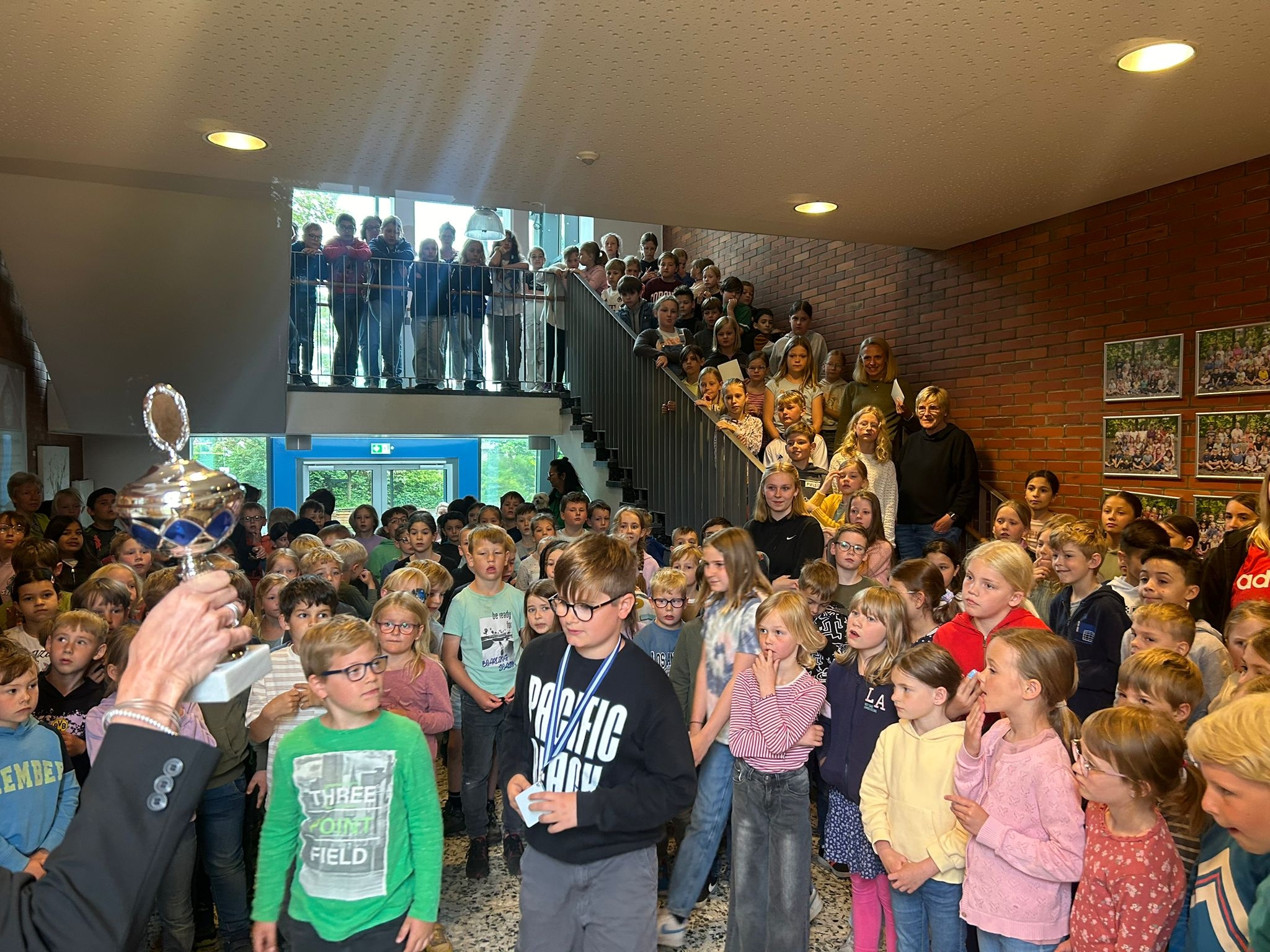 Die Schule findet sich zur Siegerehrung zusammen.