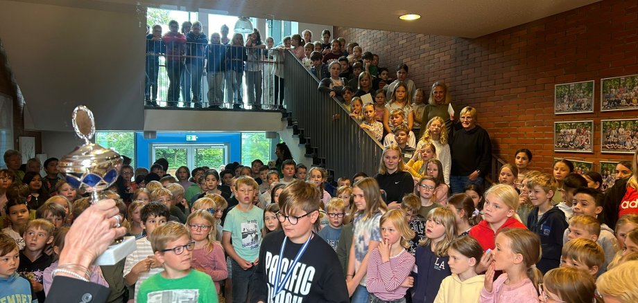 Die Schule findet sich zur Siegerehrung zusammen.