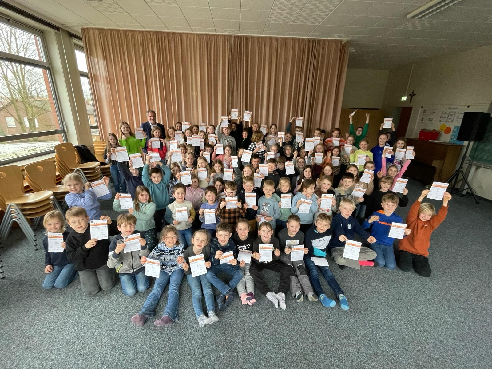 Gruppenfoto der Kinder, die stolz ihre Sportabzeichen in die Kamera halten.