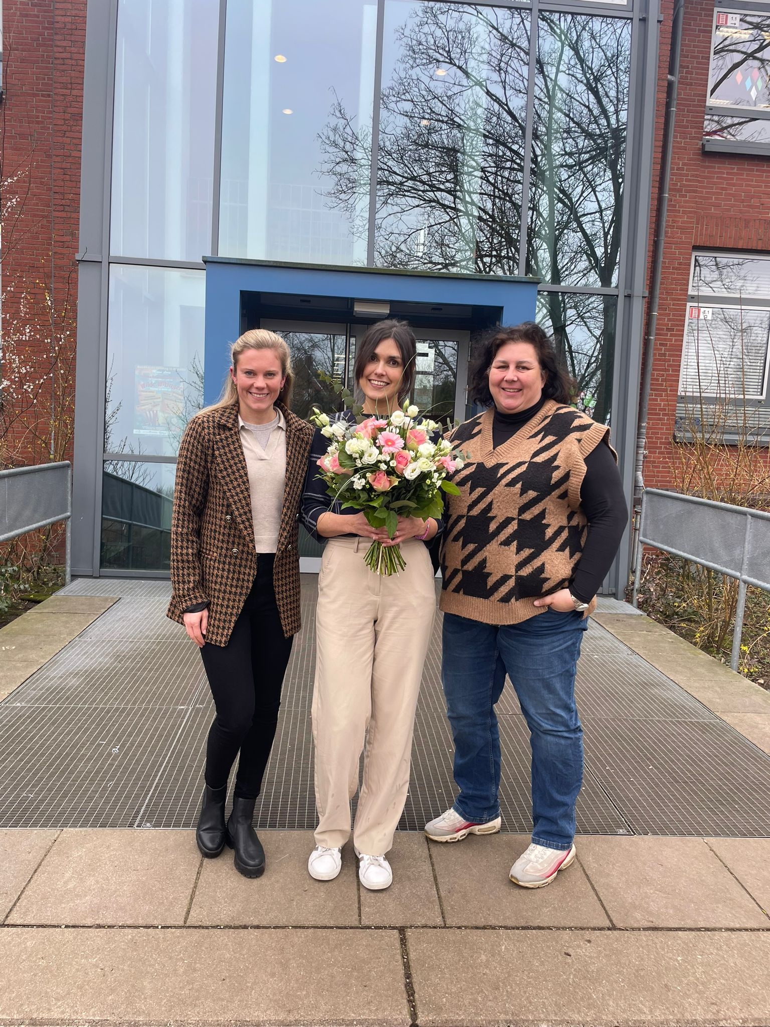 Christina Hemling umgeben von ihren Mentorinnen Sarah Wittrock (links) und Birgit Jansen (rechts)