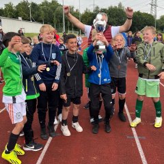 Die Mädchen-Mannschaft nimmt ihren Pokal für den ersten Platz entgegen.