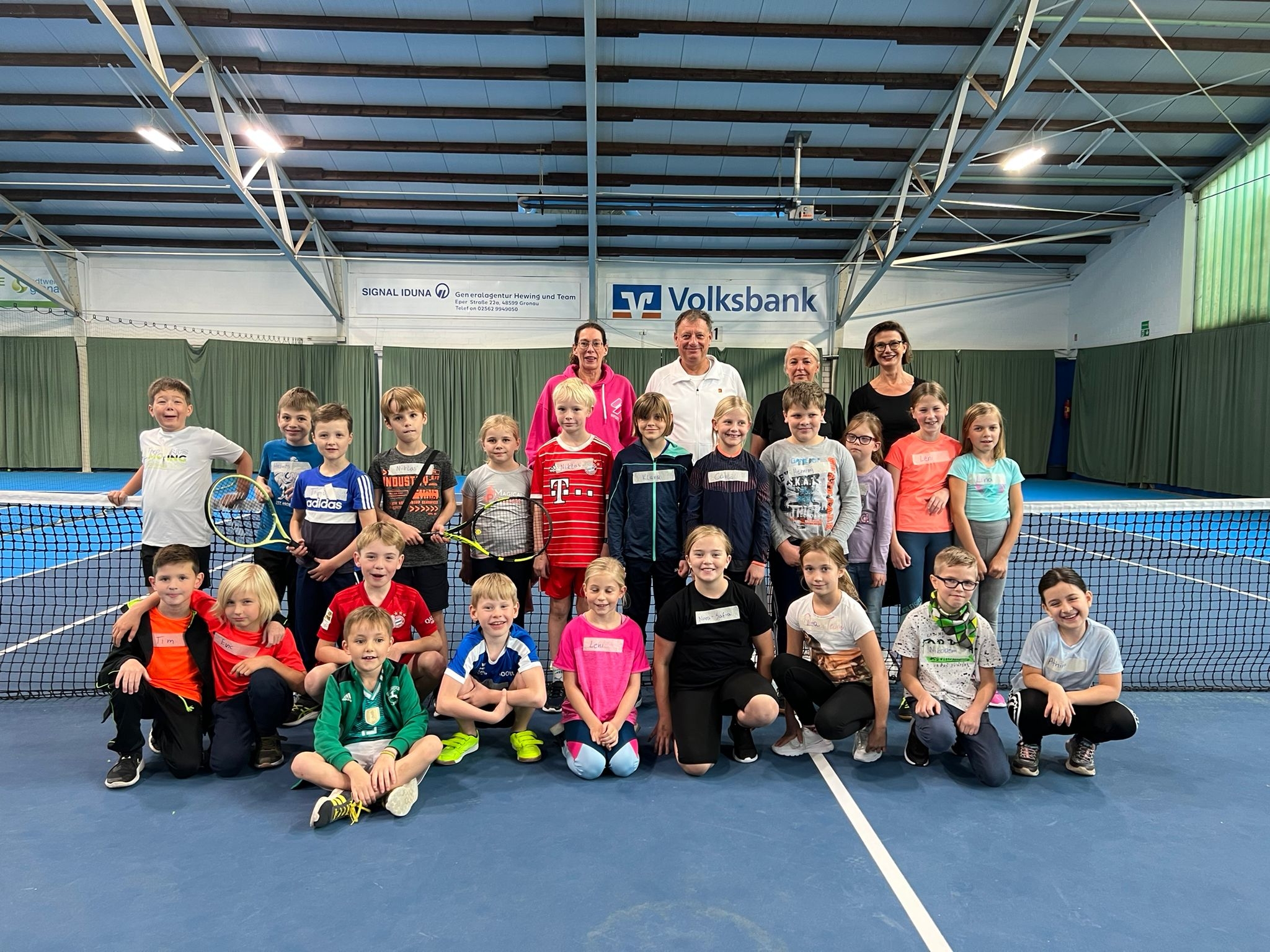 Die Kinder der Tennis-AG mit dem Team