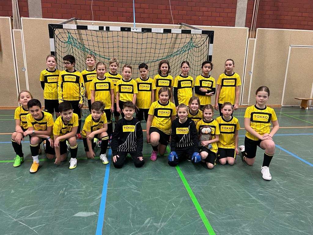 Die Jungen und Mädchen, die das Team der Georgschule beim Winter-Cup 2024 bildeten.