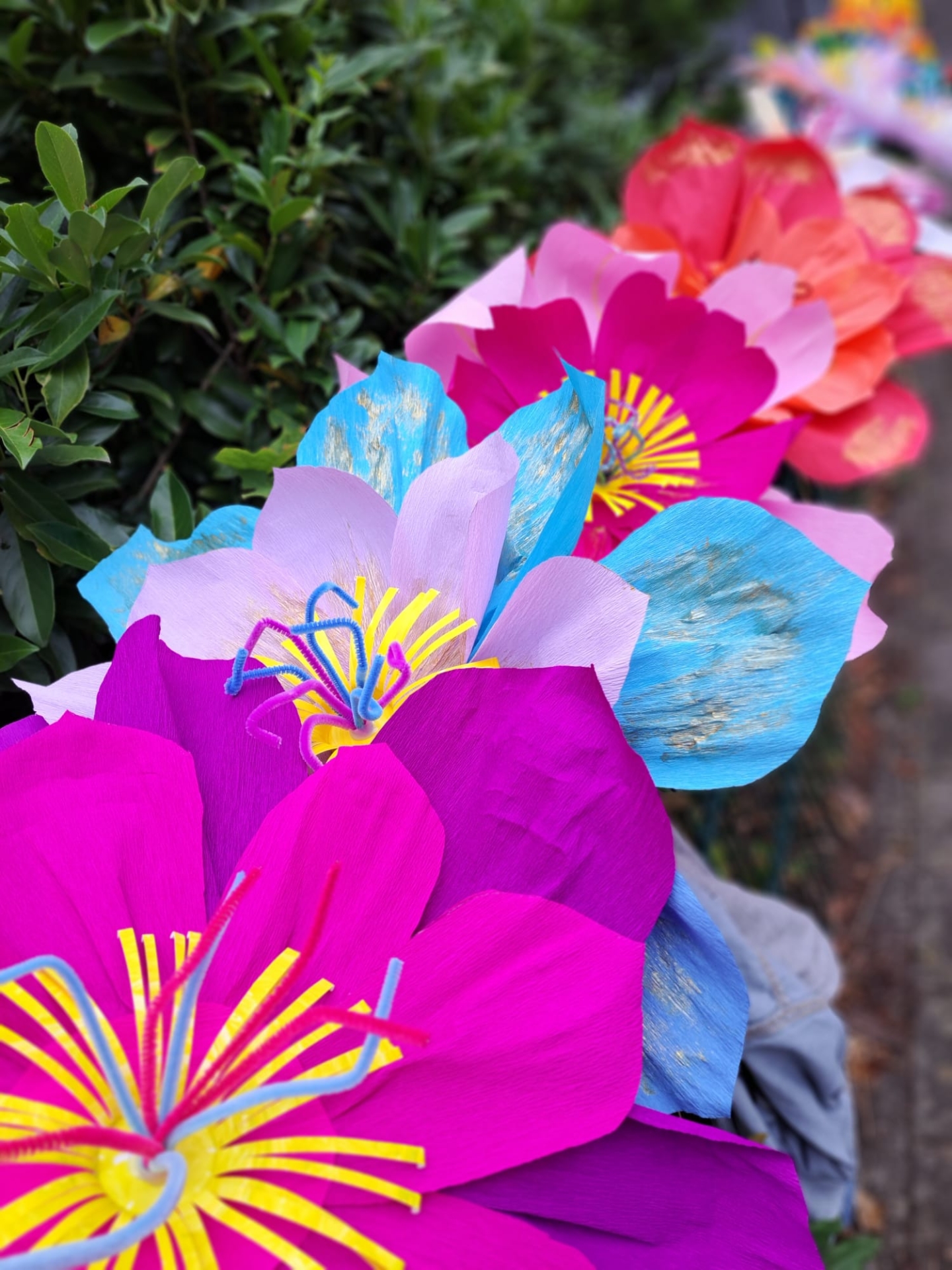 Bunte Blumen aus Krepp-Papier.