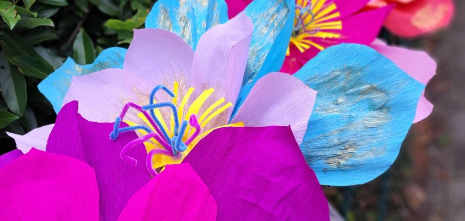 Bunte Blumen aus Krepp-Papier.
