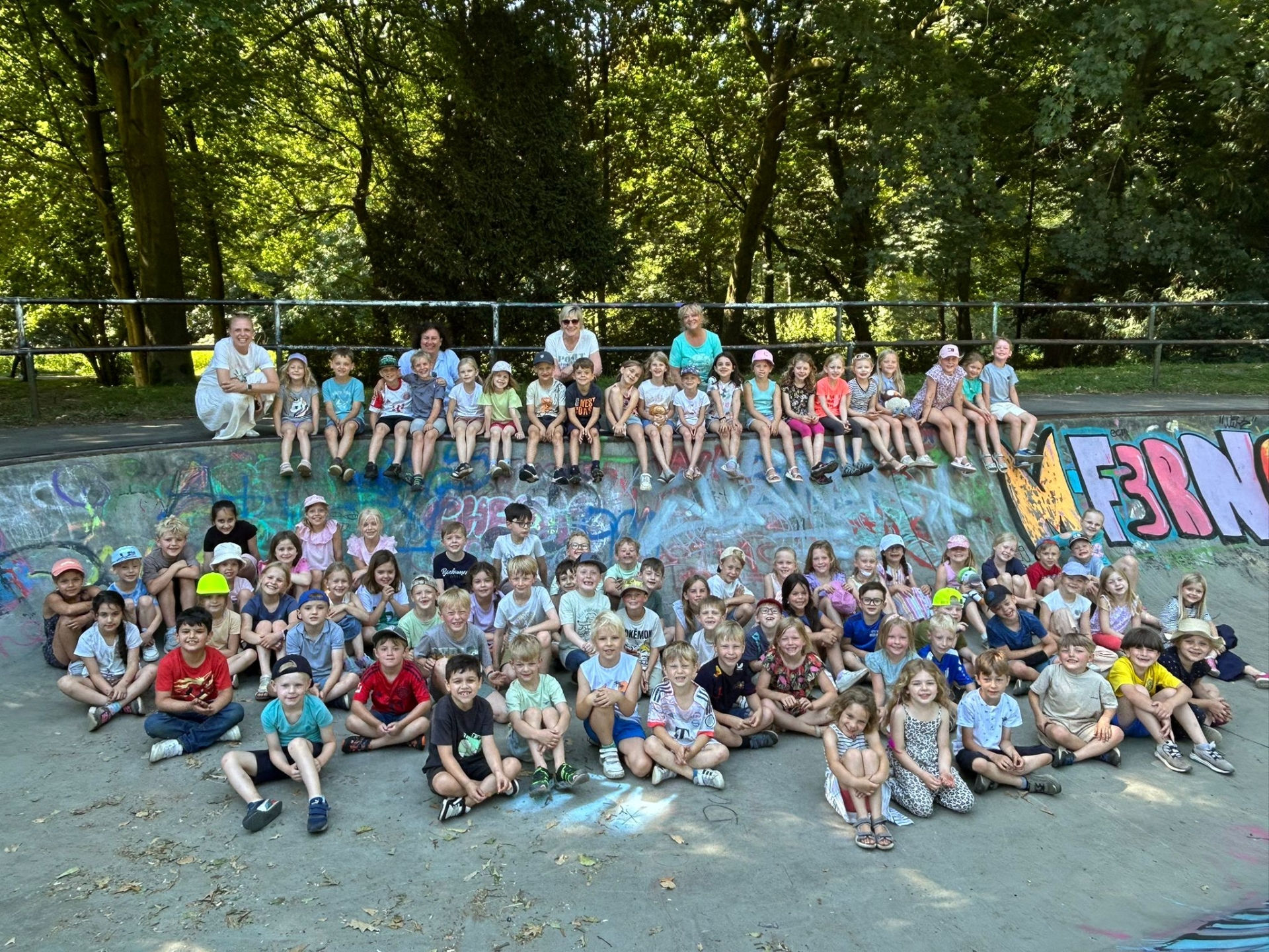 Die Kinder der ersten Klassen mit ihren Klassenlehrerinnen.