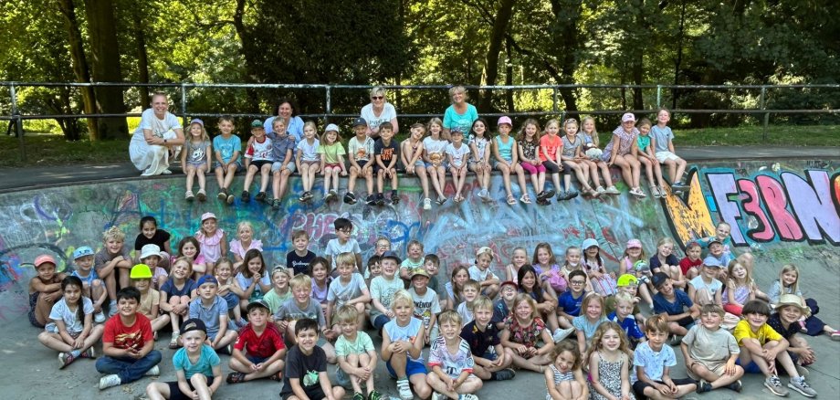 Die Kinder der ersten Klassen mit ihren Klassenlehrerinnen.