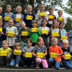 Kinder der Klasse 1c zeigen ihre Bio-Brotdosen.