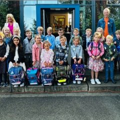 Die Kinder der Löwenklasse mit den Klassenlehrerinnen Frau Lanfer und Frau Reckels.