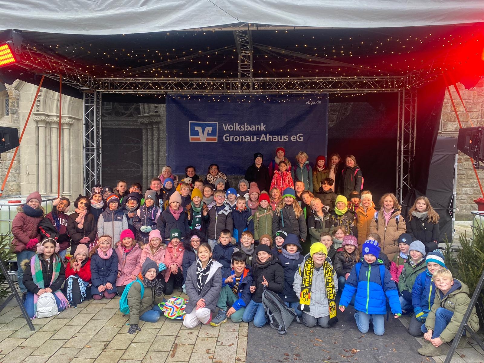 Die Kinder der dritten Klassen vor der St. Antonius Kirche in Gronau.
