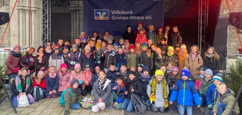 Die Kinder der dritten Klassen vor der St. Antonius Kirche in Gronau.