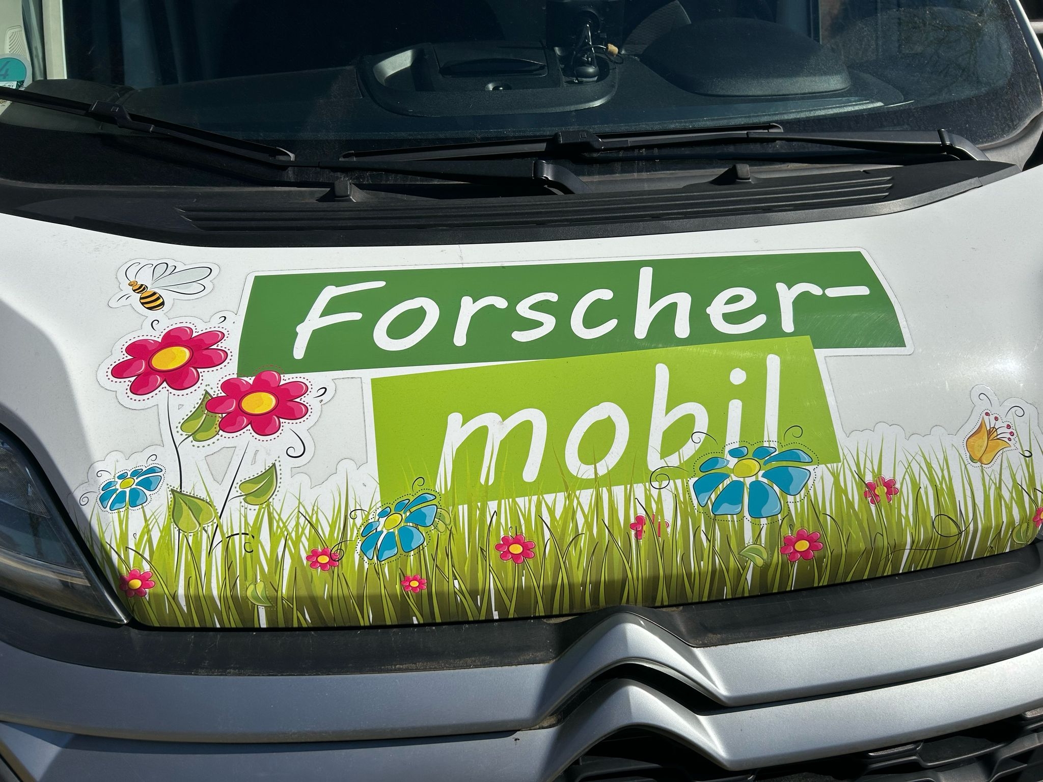 Motorhaube des Forschermobils