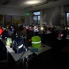 Kinder der ersten Klasse erkunden Reflektoren.