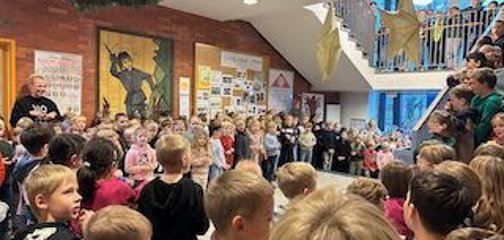 Die Kinder haben sich zum Rodelsingen versammelt.