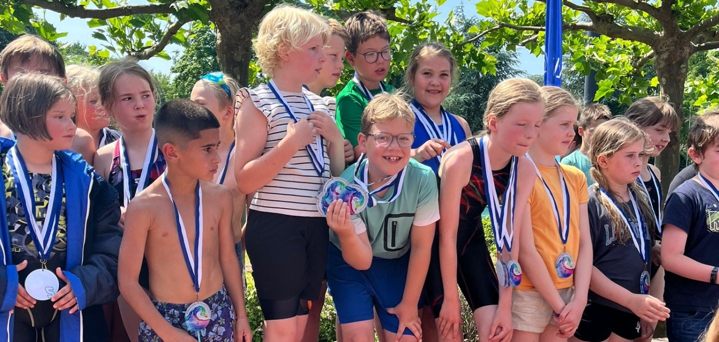 Die Teilnehmer der Mixed Freistil Staffel bei der Siegerehrung.