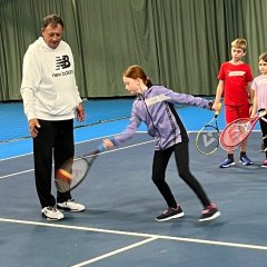 Kinder beim ersten Tennis-Training