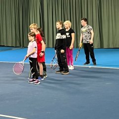 Kinder beim ersten Tennis-Training