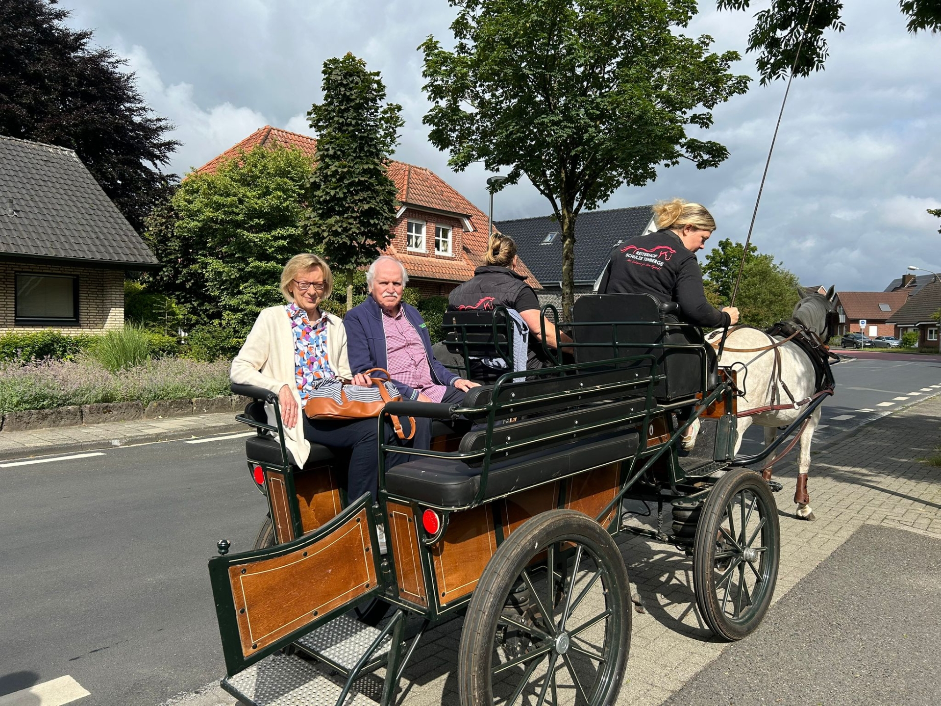 Frau Theis wird mit der Kutsche vorgefahren.