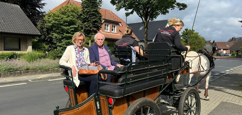Frau Theis wird mit der Kutsche vorgefahren.