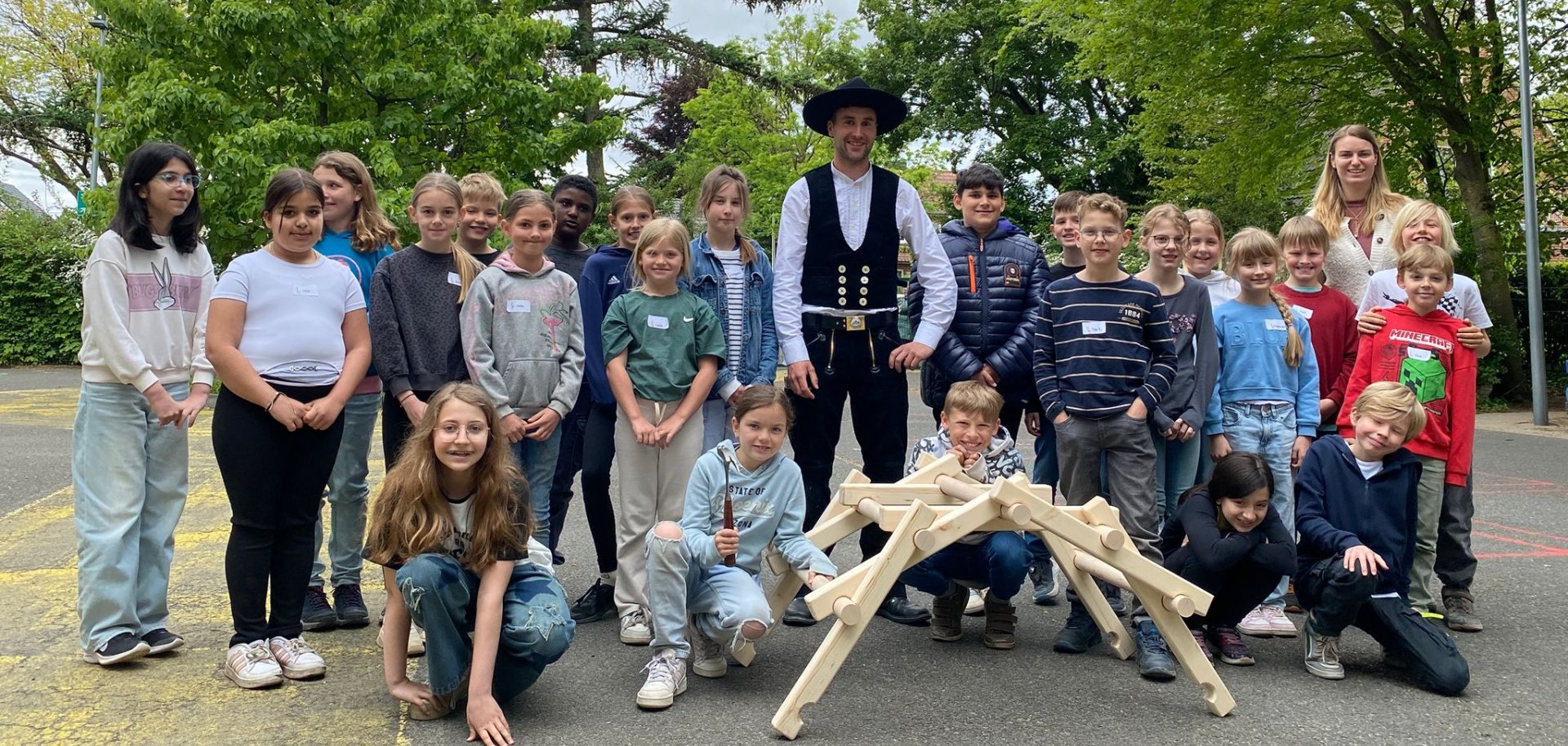 Gruppenfoto der Klasse 4c mit Herrn Berning.