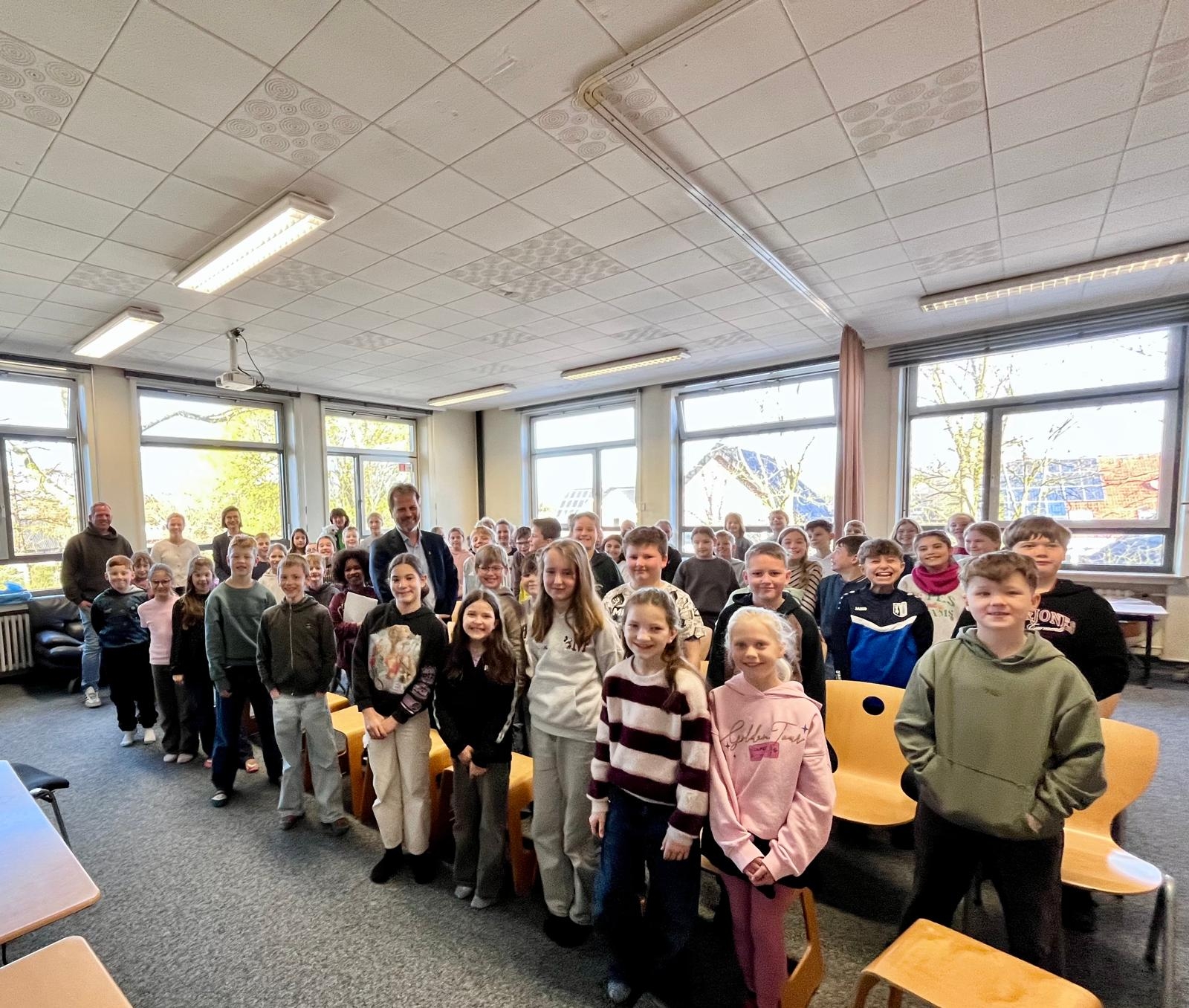 Der Bürgermeister mit den Schülerinnen und Schülern der vierten Klassen.