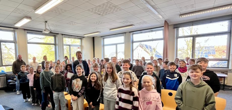 Der Bürgermeister mit den Schülerinnen und Schülern der vierten Klassen.